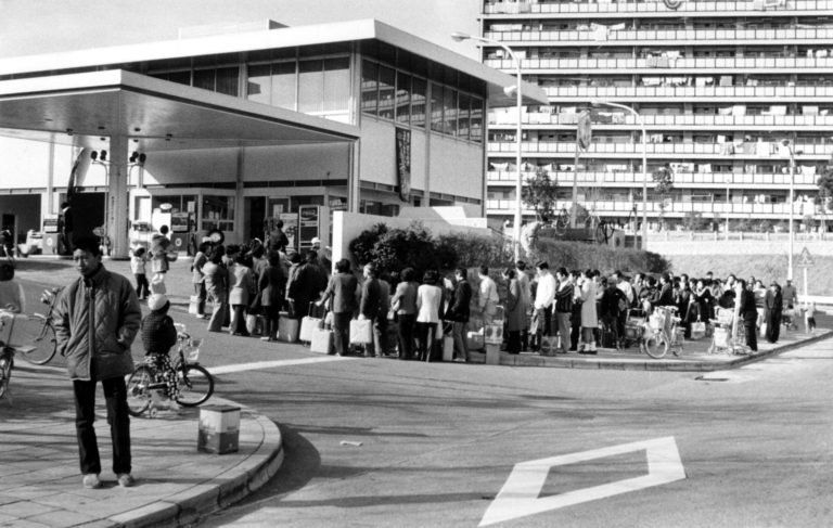 Queuing for kerosine during the oil crisis, Kitasenri 1973○