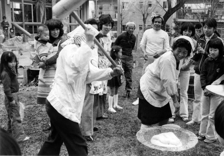 Rice-cake making, Fujishirodai 1977○
