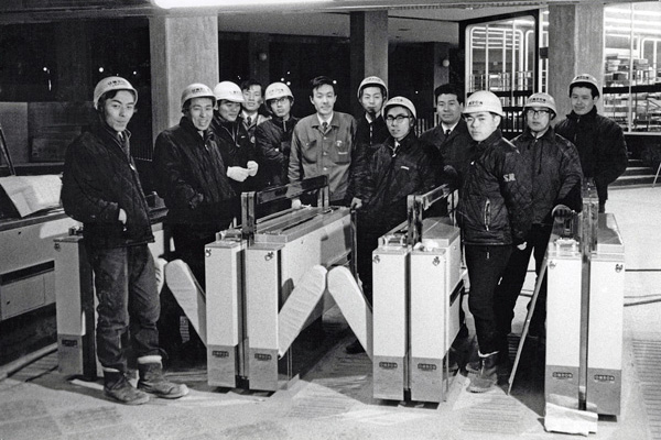 開業直前の北千里駅と技術者たち　1967